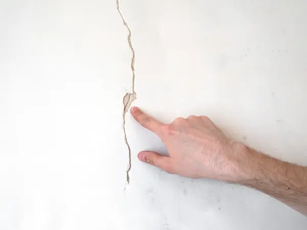 Learn How to Repair wall cracks adn know when are they serious