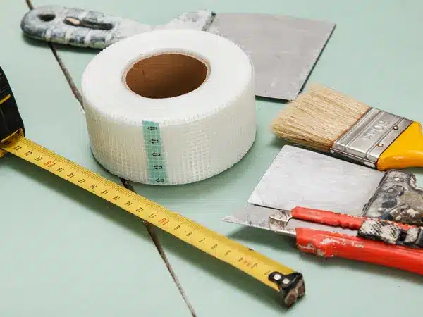 How to repair wall cracks