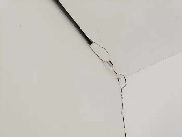 Are cracks in ceiling normal